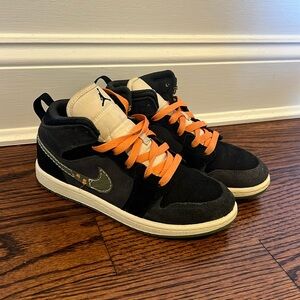 Nike Air Jordan 1 Mid SE Craft Grey Olive Orange Sneaker FD9094-003 Youth Sz 2.5